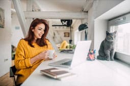 Femme qui fait du télétravail